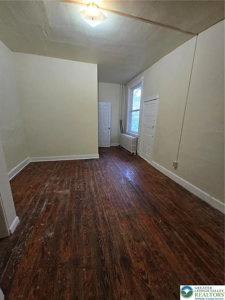 2 bed, 1.0 bath, $1,300 — Photo 2