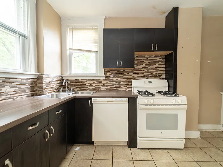375 Gross St — Photo 3