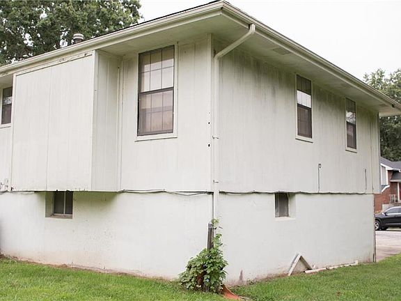 2nd image of 2909 Sweet Briar Dr
