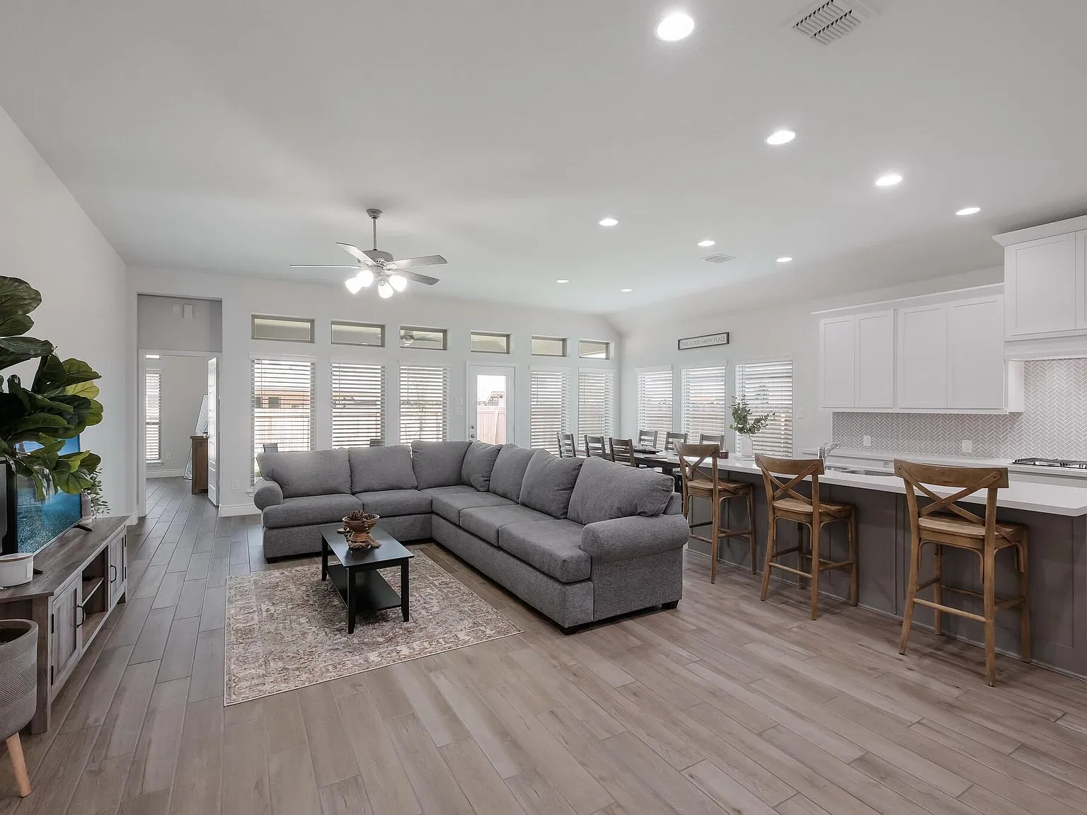 4 bed, 3.5 bath, 2293 sqft, $4,700 — Photo 1