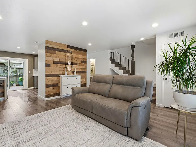 2561 Fountainhead Dr — Photo 2