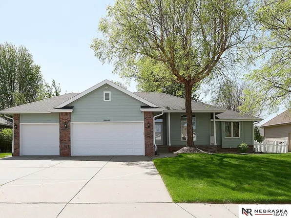 20911 Hampton Cir, Gretna, NE 68028