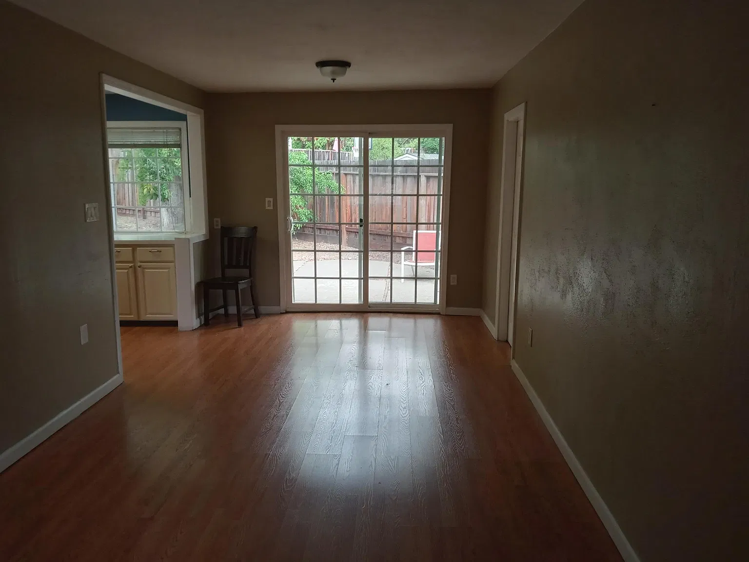 3 bed, 1350 sqft, $4,300 — Photo 3