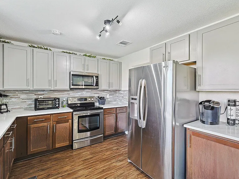 2136 Dayton Ln — Photo 12