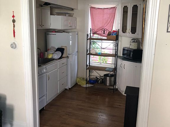 3rd image of 341 W 20th St #1