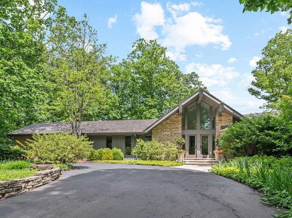 677 Driftwood Ln, Northbrook, IL 60062