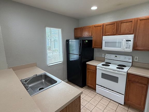 5th image of 2610 Lodi Cir APT 102