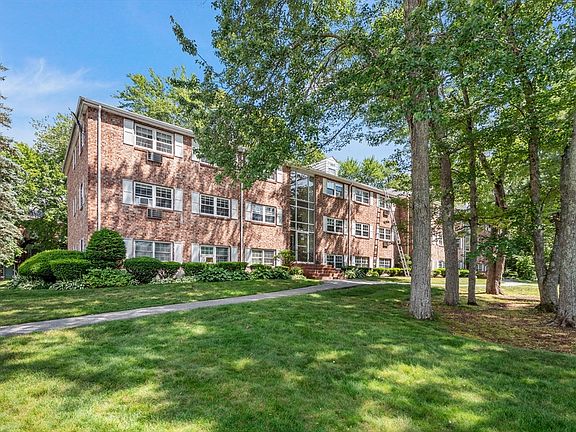 2nd image of 120 Edgelawn Ave APT 9