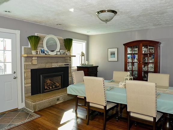 5th image of 576 Saxony Dr