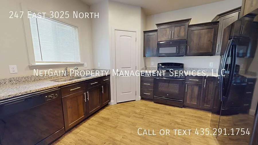 3 Bedroom Cedar Bend Townhome — Photo 4