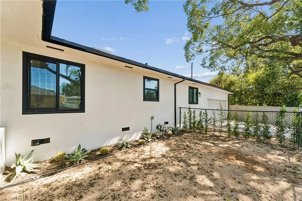 2 bed, 1354 sqft, $4,550 — Photo 3