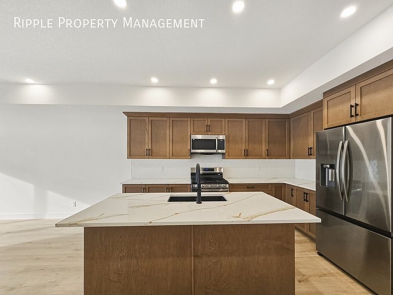 Calgary Townhouse for rent - 3 Bedrooms — photo 2