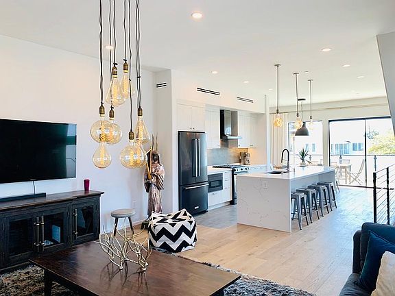 5th image of 2606 S Barrington Ave #B