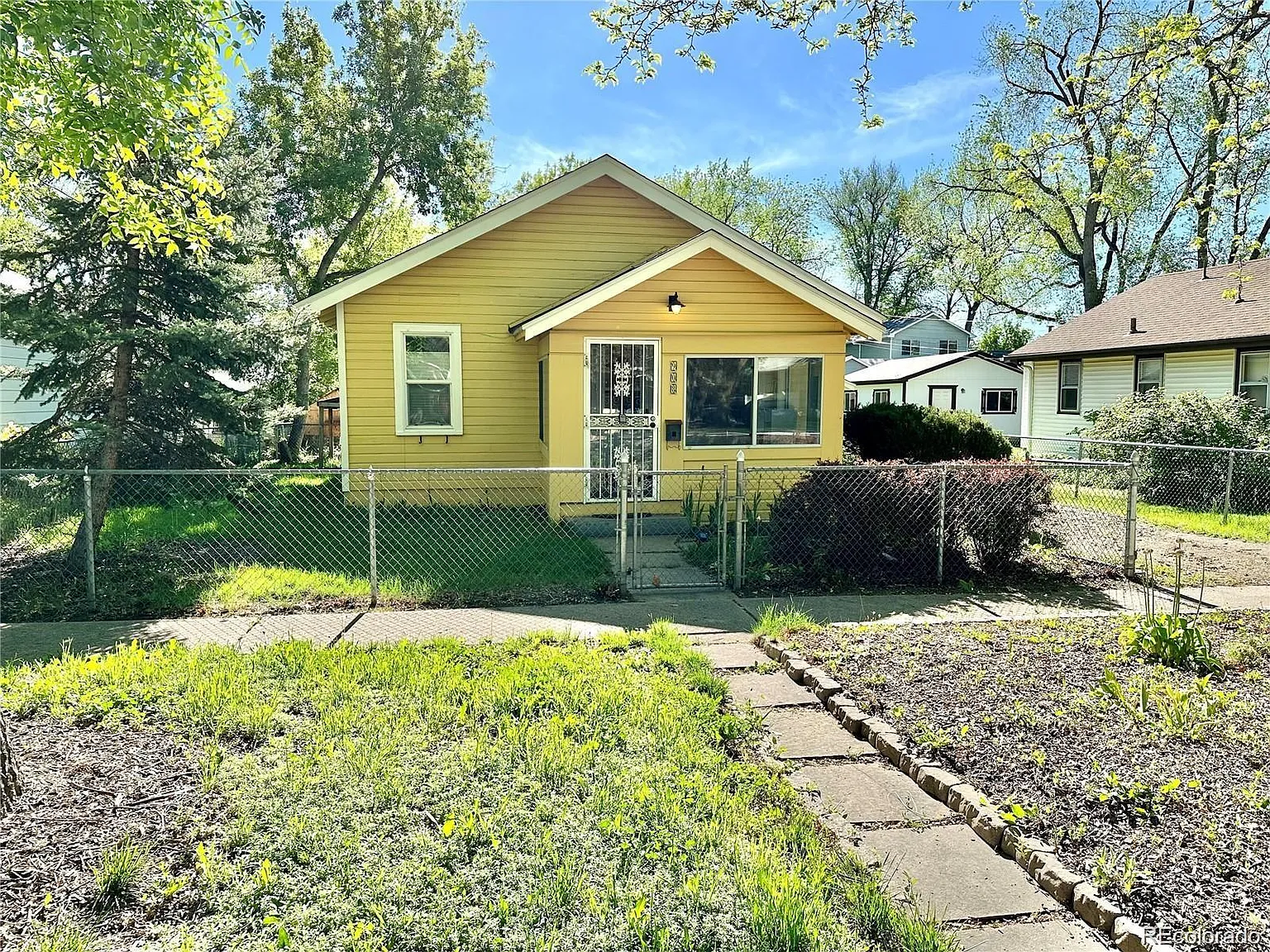 3 bed, 1.0 bath, 880 sqft, $2,400 — Photo 1