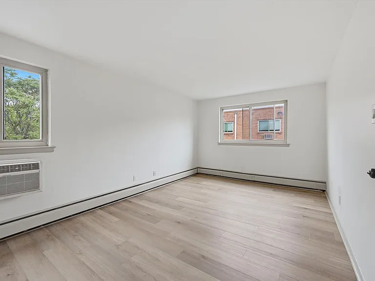 Melrose Apartments — Photo 16