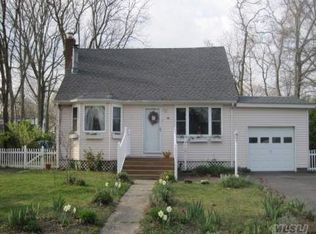 18 Elaine Dr, Sayville, NY 11782
