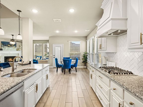 3rd image of 9204 Amistad Ln