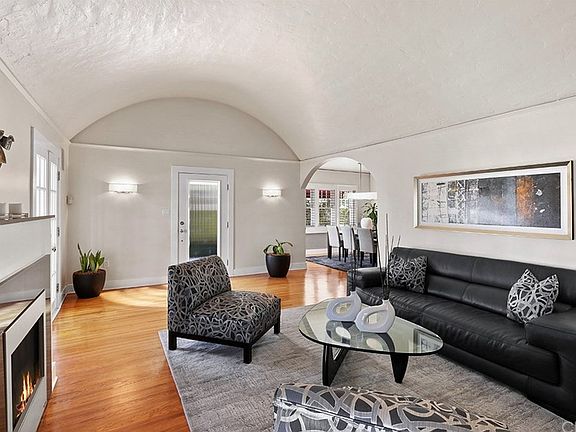 3rd image of 2328 Bonnie Brae