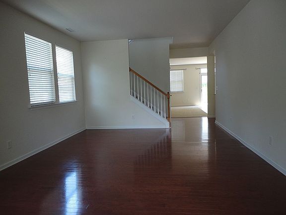 Large Living Room w/Hardwood Floors.