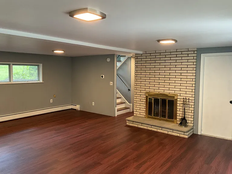 442 Surrey Ln — Photo 24