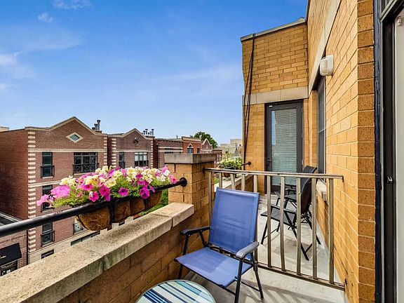 4th image of 2040 W Belmont Ave APT 403