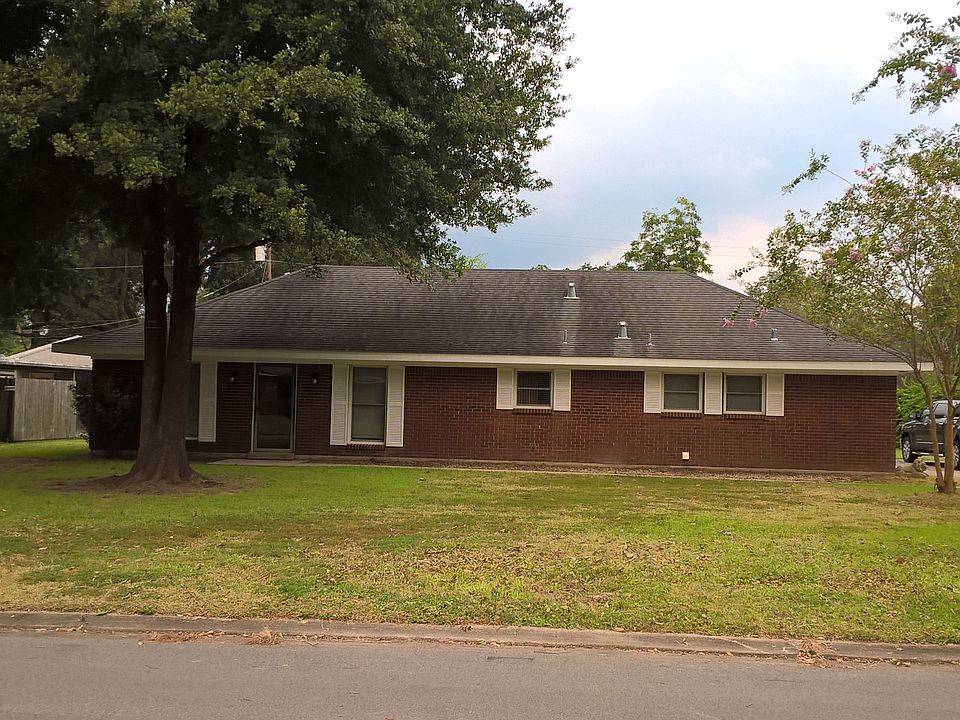 Front view of home.