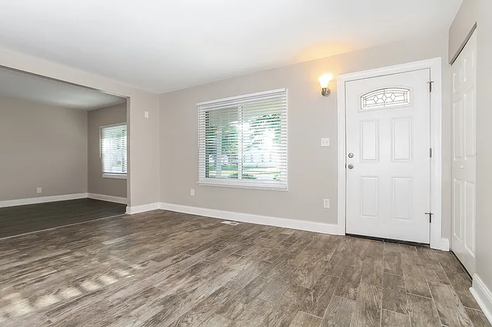 990 Sheffield Dr — Photo 3