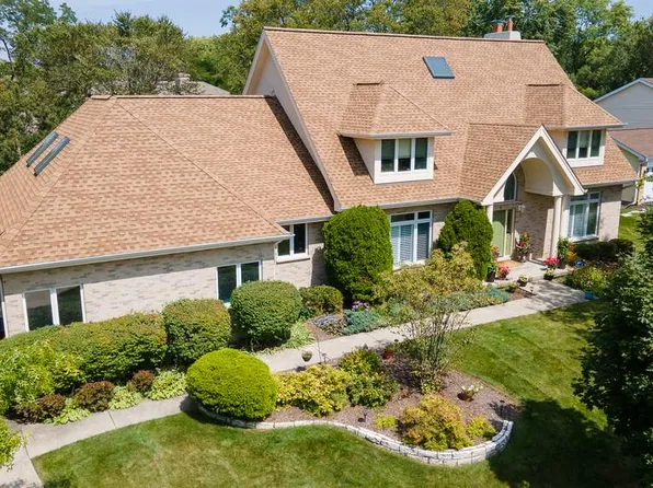 2 Cornell Dr, Lincolnshire, IL 60069
