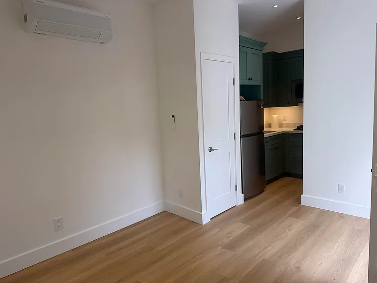915 E Cota St #STUDIO — Photo 11