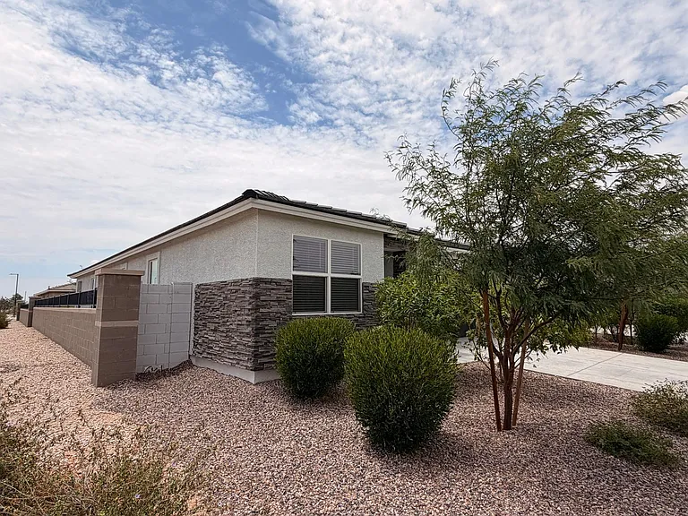 18609 W Bronco Trl — Photo 2