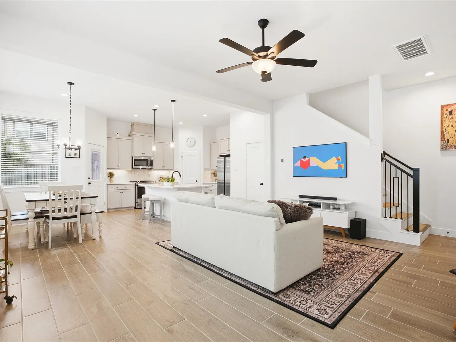 3 bed, 2.5 bath, 1824 sqft, $2,890 — Photo 2