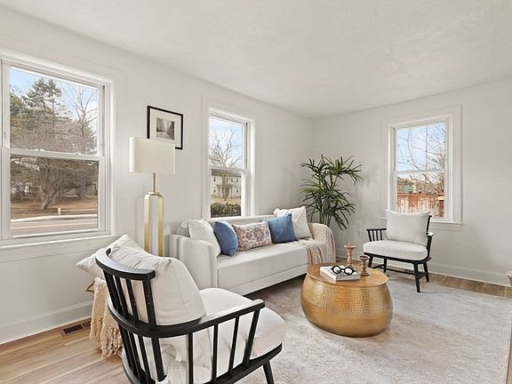 5th image of 818 Main St