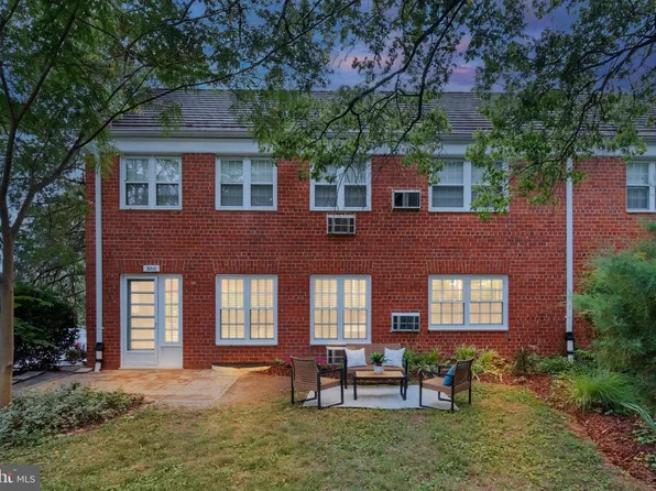 3210 Martha Custis Dr, Alexandria, VA 22302