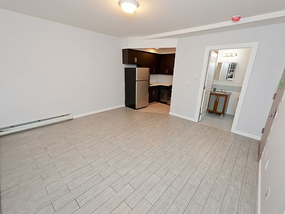 2nd image of 2759 Crescent St APT 1