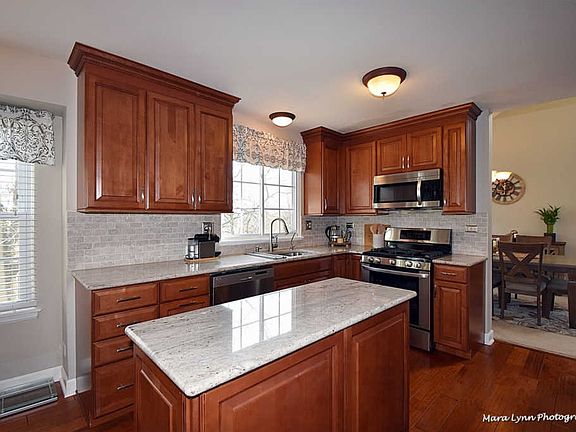 3rd image of 643 Morning Glory Ln