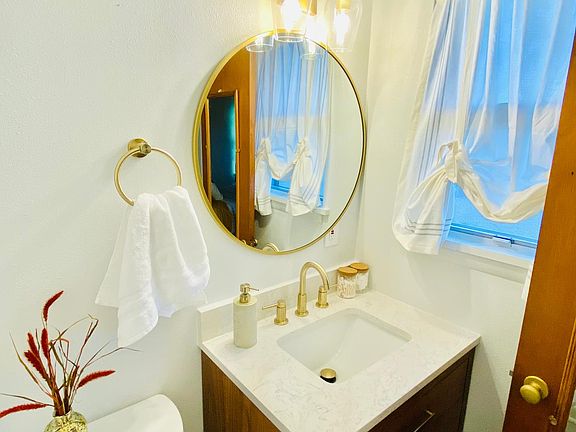 Master en suite half bathroom