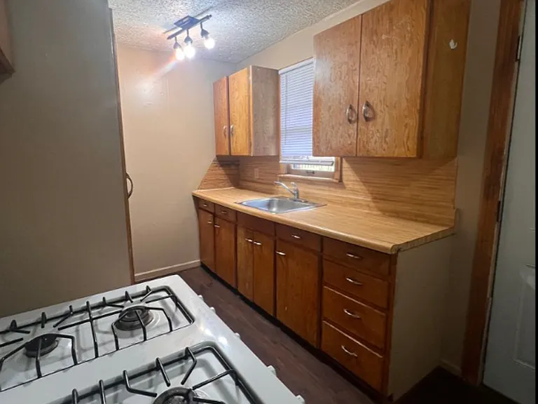 1031 S Emporia Ave — Photo 4