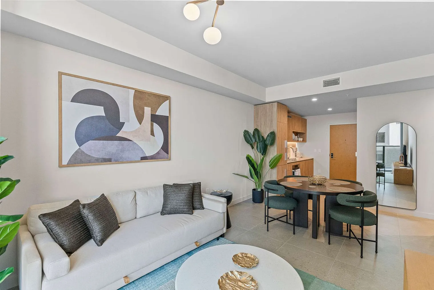 1 bed, 1.0 bath, 592 sqft, $2,268 — Photo 2