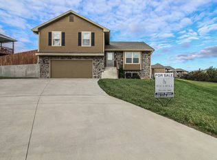 712 Loma Ridge Cir, Manhattan, KS 66503