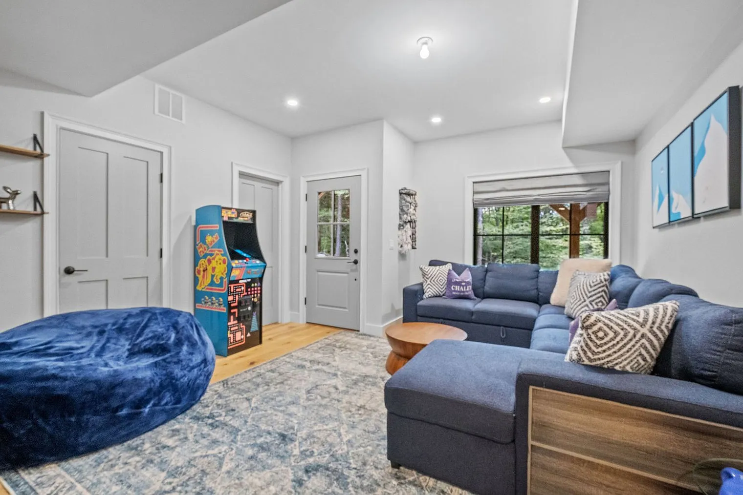 6 bed, 4.0 bath, 3993 sqft, $22,650 — Photo 3