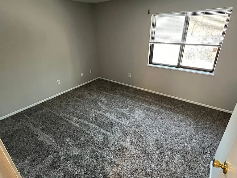 223 S Ivy Ln — Photo 9