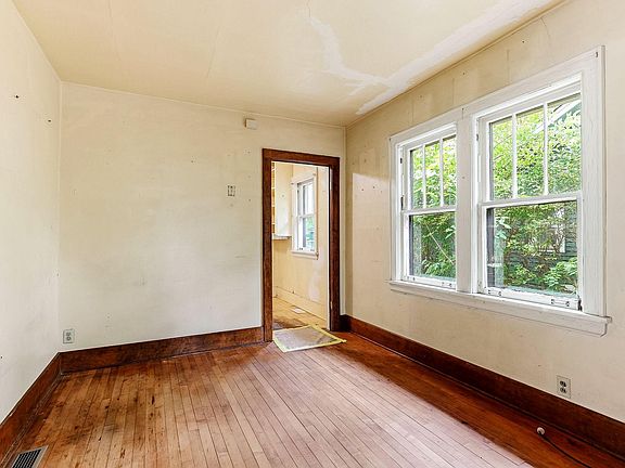 5th image of 4718 Dupont Ave N