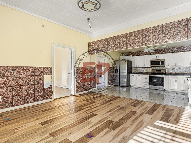 301 N Guadalupe St — Photo 4