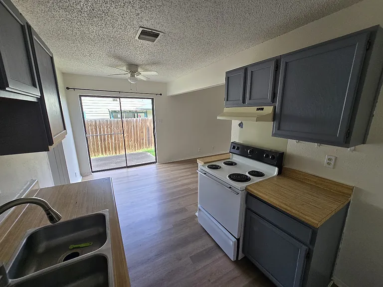 7906 Falcon Ridge Dr — Photo 5