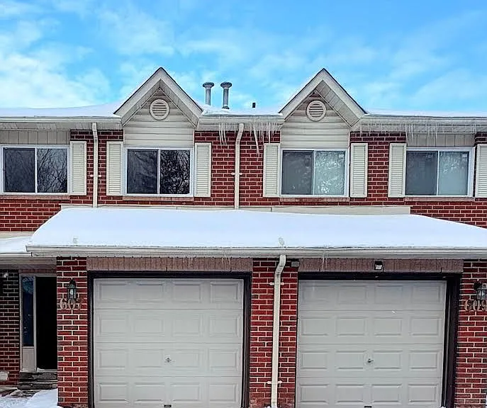 607 Gibney Cres — Photo 3