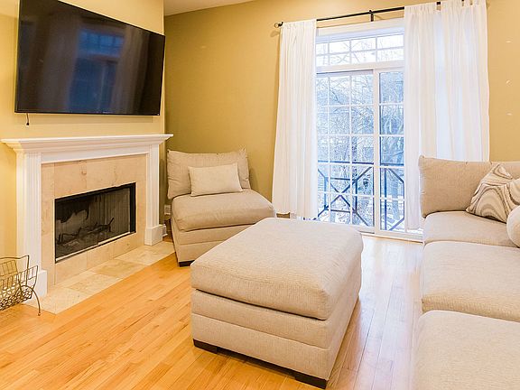 4th image of 1324 W Pratt Blvd APT 3E