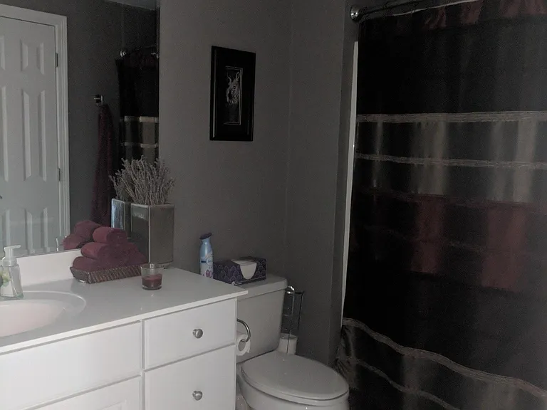 En suite bathroom located in primary bedroom