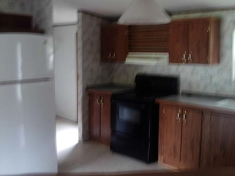 2nd image of 445 Oakridge Ave