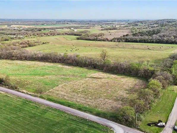 4 Nila Ests, Tonganoxie, KS 66086