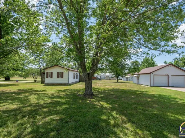 330 E 9th St, Lyndon, KS 66451